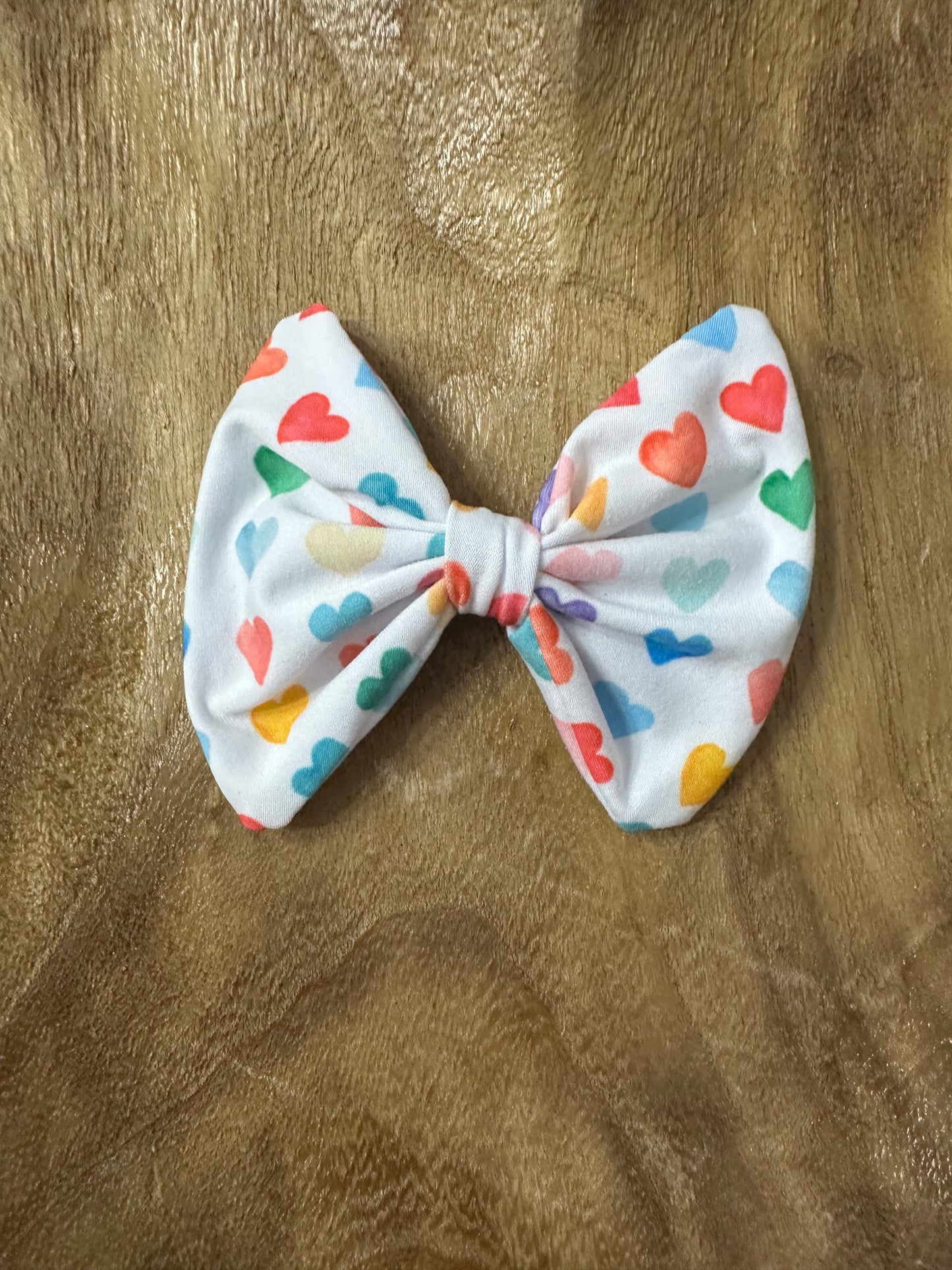 Colorful hearts bow clip on, white